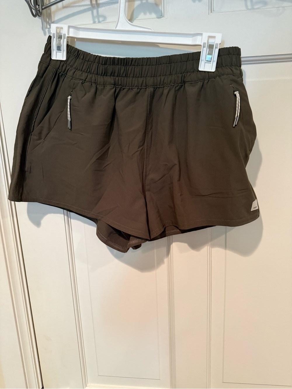 NWT Women’s Vuori Green Olive Dash Athletic Run Shorts Large